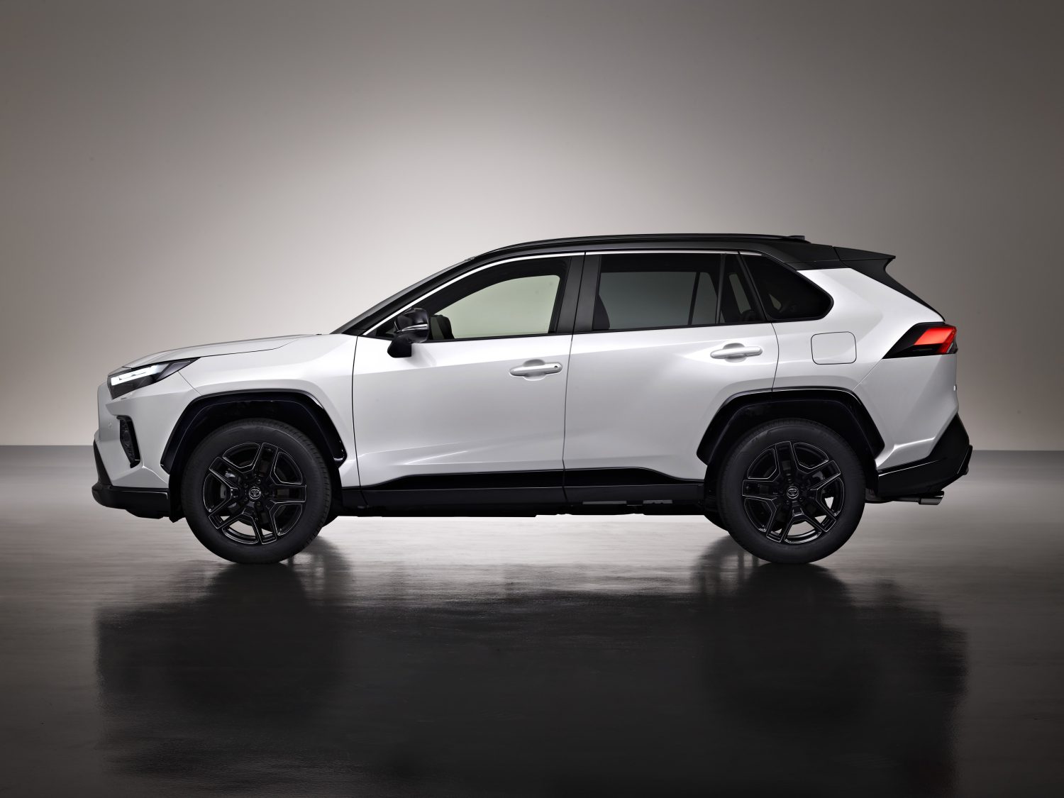 10_Toyota-RAV4-krijgt-sportieve-topuitvoering-RAV4-GR-SPORT_Hybrid-1500x1125