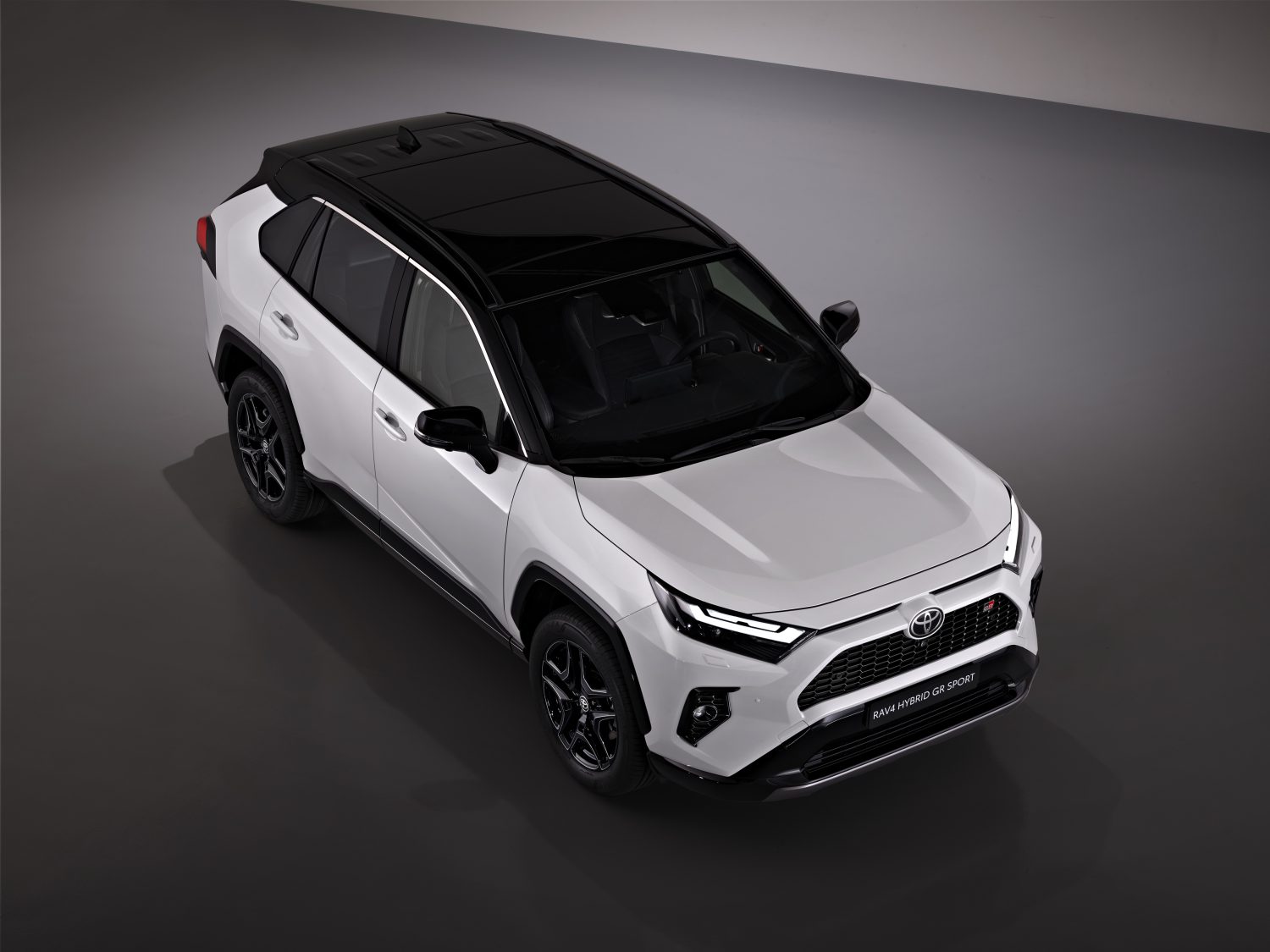 12_Toyota-RAV4-krijgt-sportieve-topuitvoering-RAV4-GR-SPORT_Hybrid-1500x1125